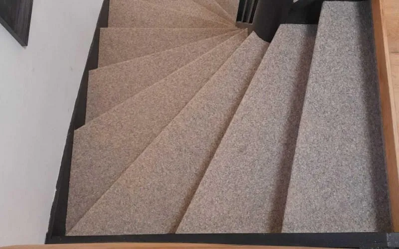 Ein stilvoller Teppichboden in warmen Erdtönen, der Gemütlichkeit in ein Wohnzimmer bringt